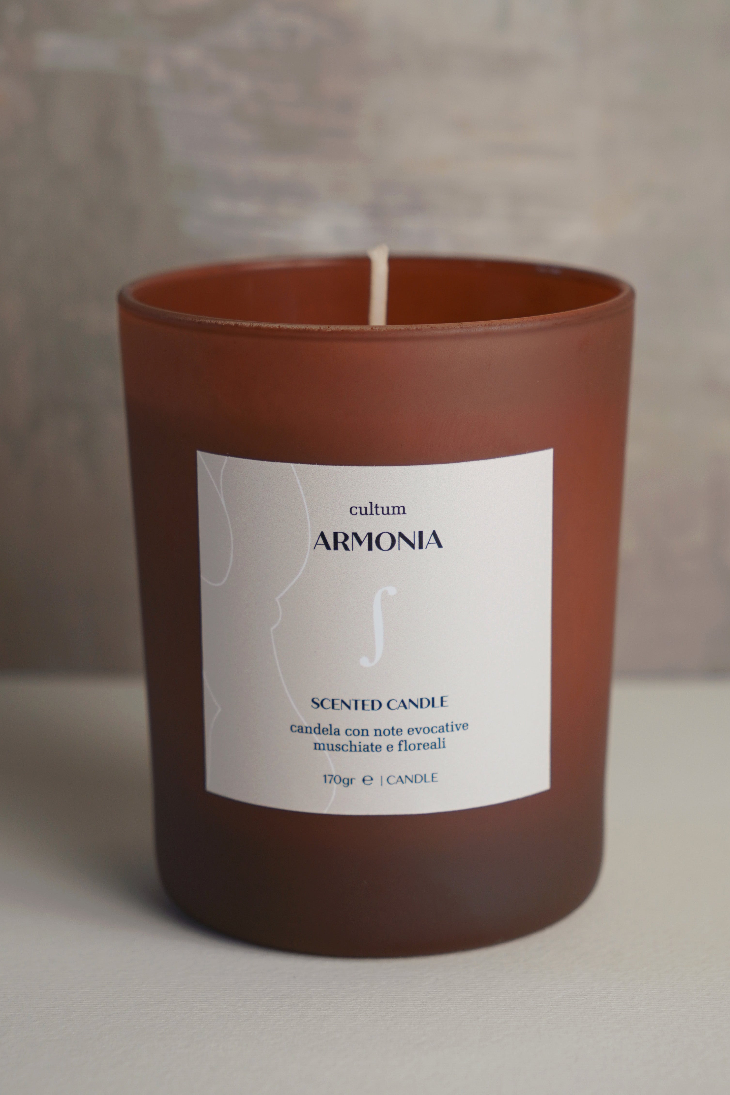 Candela in cera di soia naturale, per la casa e lo spirito realizzato interamente in Italia con ingredienti naturali. Il packaging sostenibile riflette il nostro impegno per l’ambiente, mentre la formulazione delicata e ricca di benefici naturali offre un’esperienza di bellezza unica. Ideale per chi cerca qualità, sostenibilità e cura.