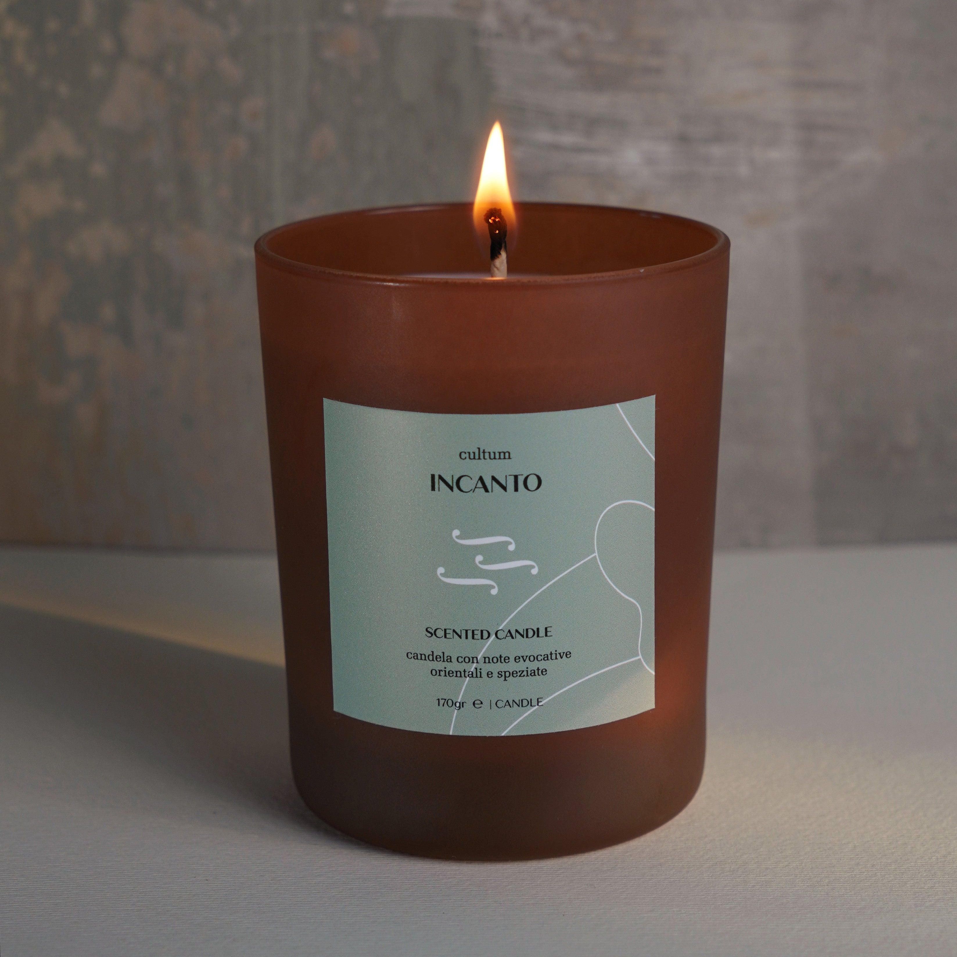 Candela in cera di soia naturale, per la casa e lo spirito realizzato interamente in Italia con ingredienti naturali. Il packaging sostenibile riflette il nostro impegno per l’ambiente, mentre la formulazione delicata e ricca di benefici naturali offre un’esperienza di bellezza unica. Ideale per chi cerca qualità, sostenibilità e cura.