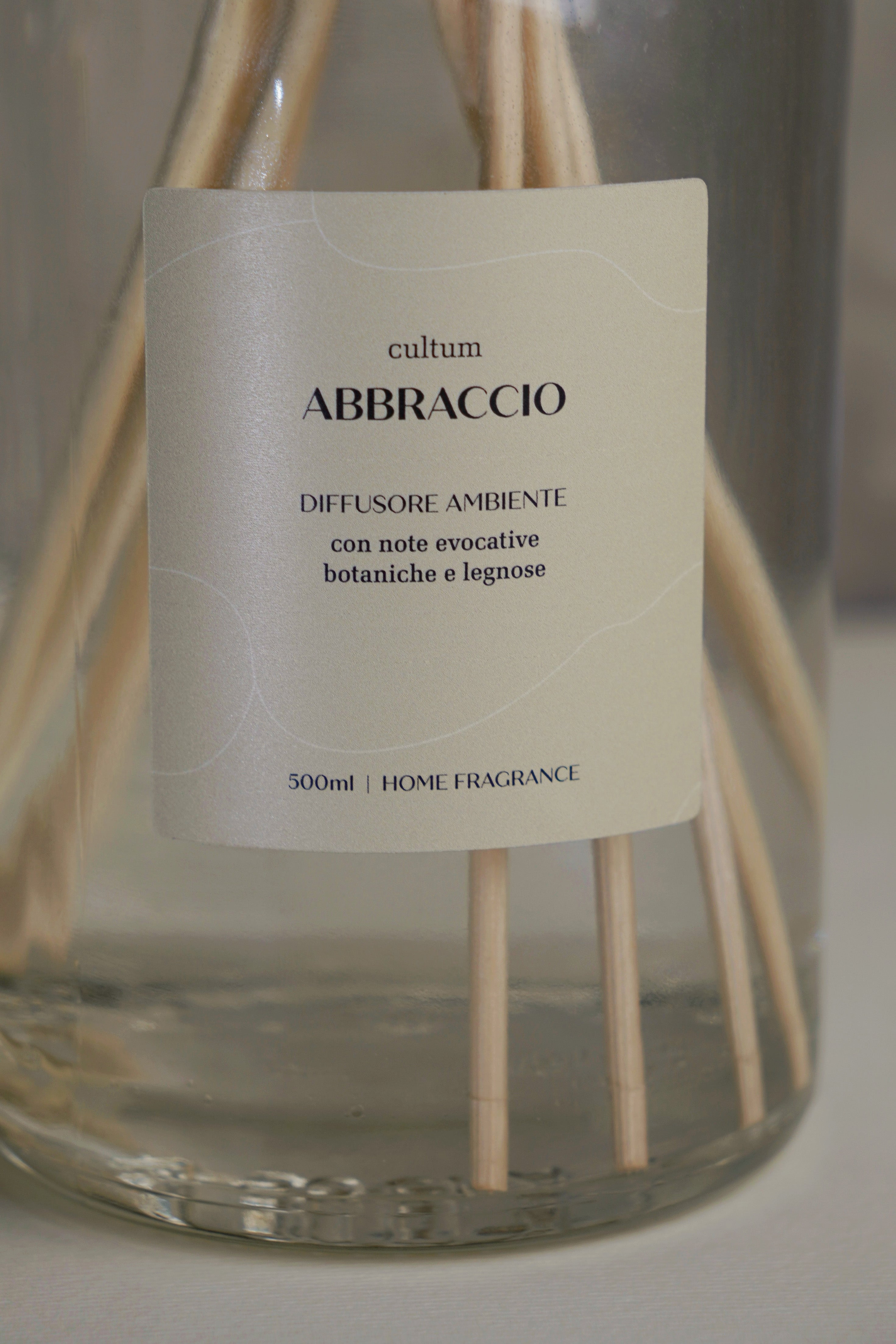 Diffusore di profumo pregiato e sofisticato, per la casa e lo spirito, realizzato interamente in Italia con ingredienti naturali. Il packaging sostenibile riflette il nostro impegno per l’ambiente, mentre la formulazione delicata e ricca di benefici naturali offre un’esperienza di bellezza unica. Ideale per chi cerca qualità, sostenibilità e cura.