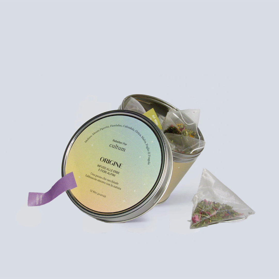 Infuso d’erbe alpine Origine di Cultum realizzato in collaborazione con I Rebellen. una miscela artigianale di erbe e fiori dell’Alto Adige raccolti a mano tra i 900 e i 1400 metri: melissa, menta piperita, fiordaliso, foglie di fragola, calendula, ortica e malva. Un infuso che richiama i gesti lenti, il rispetto della terra e la purezza delle origini.