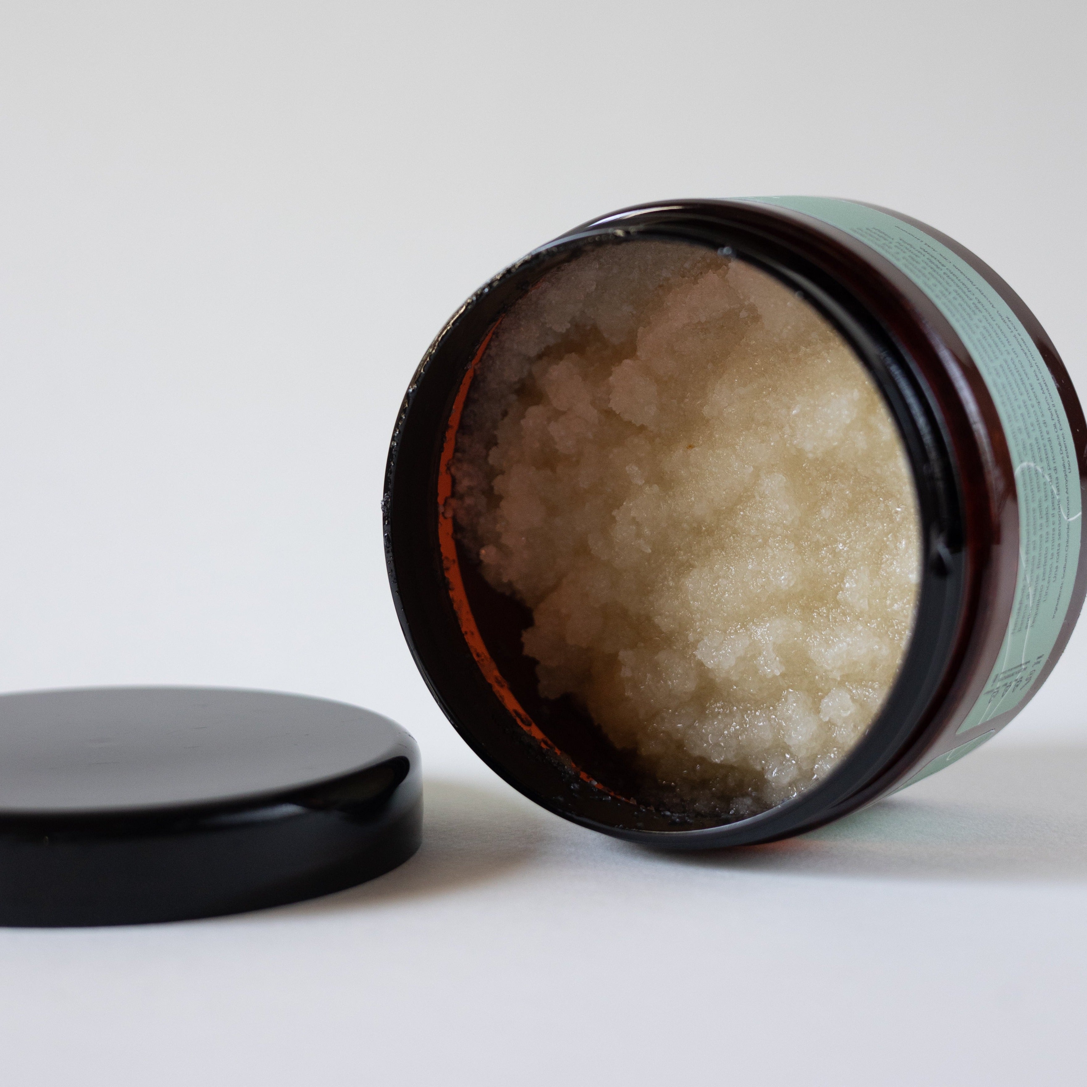 Scrub mani e corpo Incanto di Cultum Cosmetics, trattamento esfoliante e nutriente con sale marino e miele della Barena di Venezia.