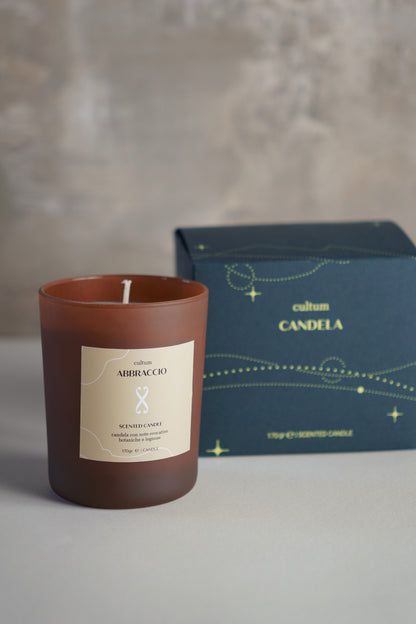 Candela in cera di soia naturale, per la casa e lo spirito realizzato interamente in Italia con ingredienti naturali. Il packaging sostenibile riflette il nostro impegno per l’ambiente, mentre la formulazione delicata e ricca di benefici naturali offre un’esperienza di bellezza unica. Ideale per chi cerca qualità, sostenibilità e cura.