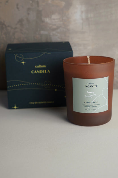 Candela in cera di soia naturale, per la casa e lo spirito realizzato interamente in Italia con ingredienti naturali. Il packaging sostenibile riflette il nostro impegno per l’ambiente, mentre la formulazione delicata e ricca di benefici naturali offre un’esperienza di bellezza unica. Ideale per chi cerca qualità, sostenibilità e cura.