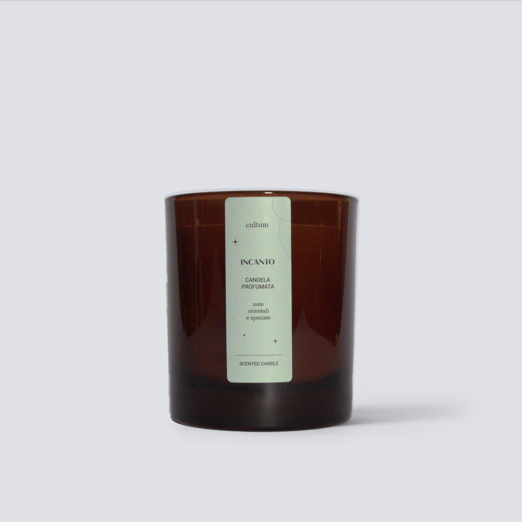 Candela profumata Cultum Incanto, fotografata su superficie neutra con luce naturale. Cera colata a mano e contenitore minimale. Profumazione orientale e speziata con note di incenso, mirra e pepe, ideale per creare un’atmosfera calda, intensa e avvolgente.