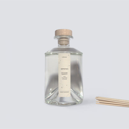 Diffusore ambiente Cultum Armonia con bastoncini in rattan, fotografato con luce soffusa su sfondo neutro. Design essenziale e fragranza muschiata e floreale, delicata e bilanciata. La diffusione costante garantita dal rattan dona equilibrio, calma e una piacevole leggerezza agli spazi quotidiani.