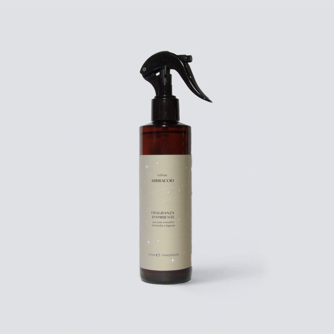 Spray ambiente profumato Cultum Abbraccio, posizionato su fondo chiaro con ombre morbide. Flacone minimal in vetro. Fragranza botanica e legnosa, con sfumature verdi e note calde, perfetta per donare alla casa una sensazione accogliente, naturale e rassicurante.
