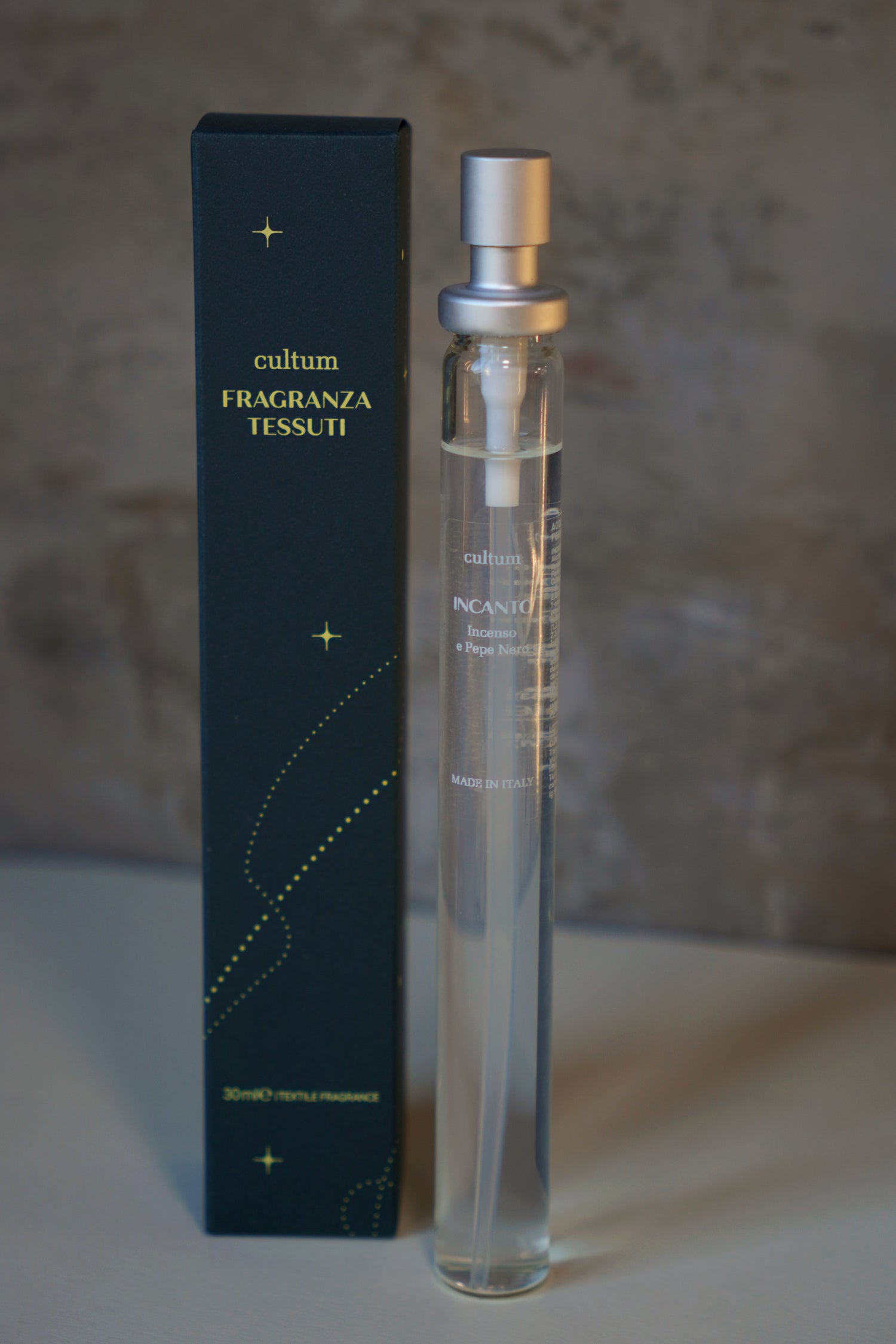 Fragranza spray per tessuti di profumo pregiato e sofisticato, per la casa e lo spirito, realizzato interamente in Italia con ingredienti naturali. Il packaging sostenibile riflette il nostro impegno per l’ambiente, mentre la formulazione delicata e ricca di benefici naturali offre un’esperienza di bellezza unica. Ideale per chi cerca qualità, sostenibilità e cura.