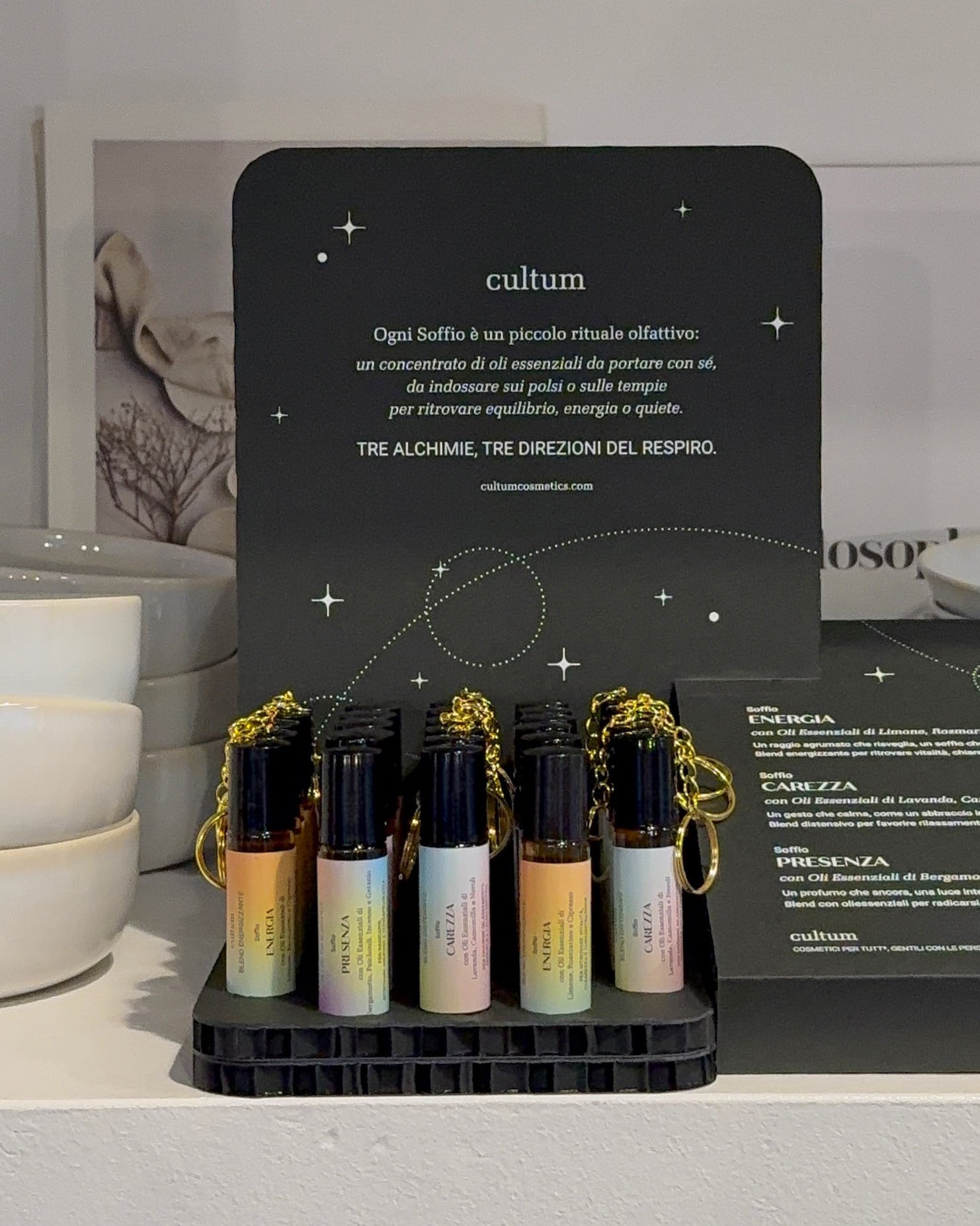 Immagine dei tre roll-on botanici Cultum – Carezza, Presenza ed Energia – espositore in cartone riciclato che racconta l&