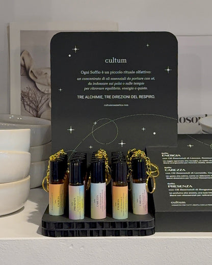Immagine dei tre roll-on botanici Cultum – Carezza, Presenza ed Energia – espositore in cartone riciclato che racconta l&
