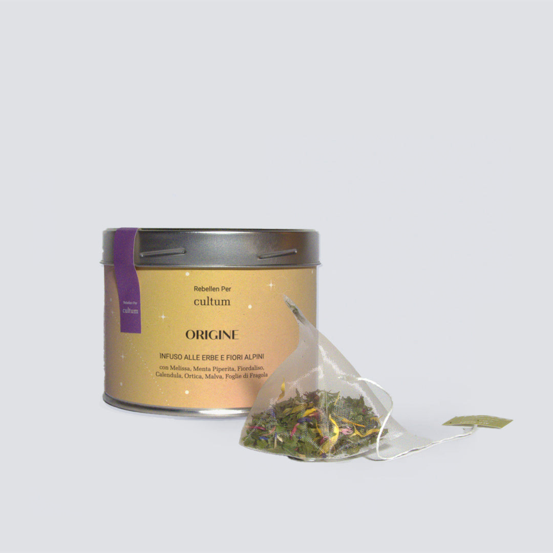 Infuso d’erbe alpine Origine di Cultum realizzato in collaborazione con I Rebellen. una miscela artigianale di erbe e fiori dell’Alto Adige raccolti a mano tra i 900 e i 1400 metri: melissa, menta piperita, fiordaliso, foglie di fragola, calendula, ortica e malva. Un infuso che richiama i gesti lenti, il rispetto della terra e la purezza delle origini.