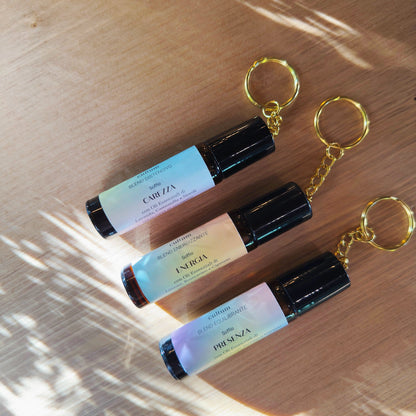 Immagine dei tre roll-on botanici Cultum – Carezza, Presenza ed Energia – disposti in verticale, con packaging minimale, tappo con catenella per attaccarlo alla borsa.