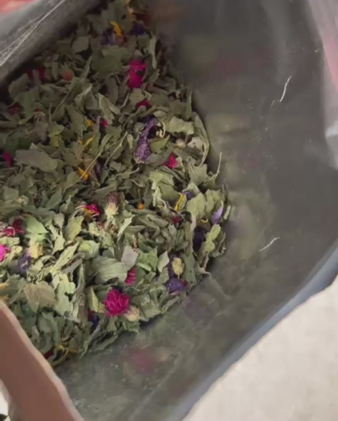 Infuso d’erbe alpine Origine di Cultum realizzato in collaborazione con I Rebellen. una miscela artigianale di erbe e fiori dell’Alto Adige raccolti a mano tra i 900 e i 1400 metri: melissa, menta piperita, fiordaliso, foglie di fragola, calendula, ortica e malva. Un infuso che richiama i gesti lenti, il rispetto della terra e la purezza delle origini.
