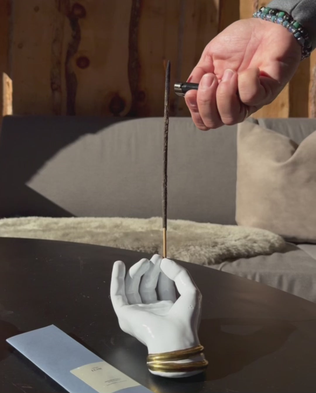 Incensi artigianali Cultum Lume alla lavanda e patchouli, fotografati su superficie neutra con luce naturale. Bastoncini fatti a mano pensati per un rituale di quiete e presenza. Il testo interno alla confezione richiama gli elementi terra, acqua, fuoco e aria, invitando a coltivare silenzio e rendere sacro l’ordinario. Una fragranza botanica e avvolgente che accompagna momenti di meditazione, gratitudine e luce interiore. 