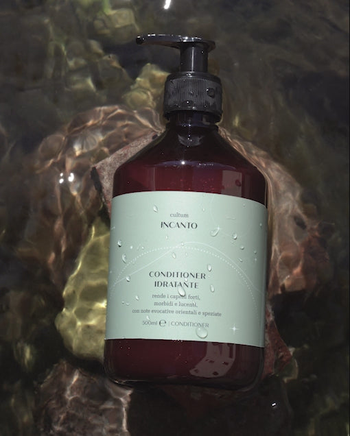 Conditioner Nutriente Incanto di Cultum Cosmetics, balsamo leggero e districante per capelli morbidi e lucenti.